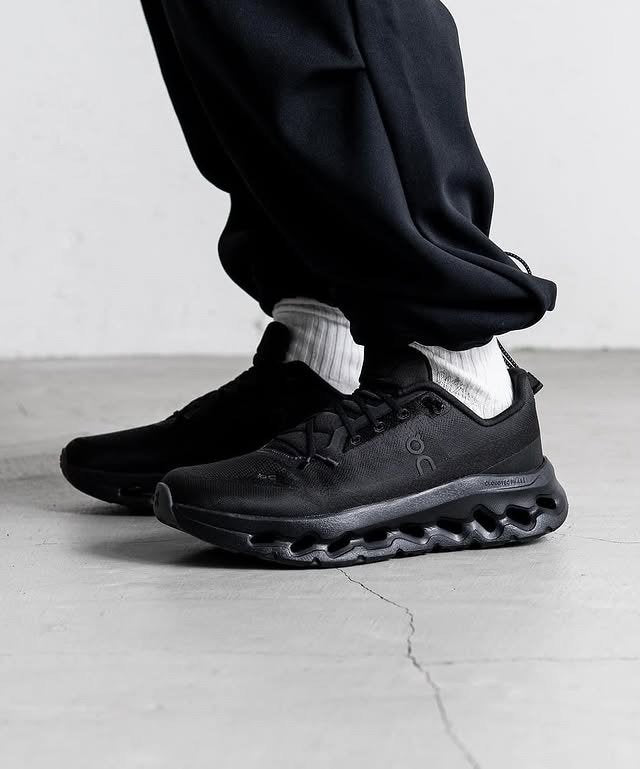 ON Cloudtilt trainers Full Black