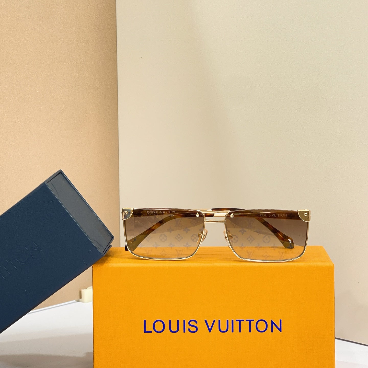 LOUIS VUITTON Sunglasses Z3206U