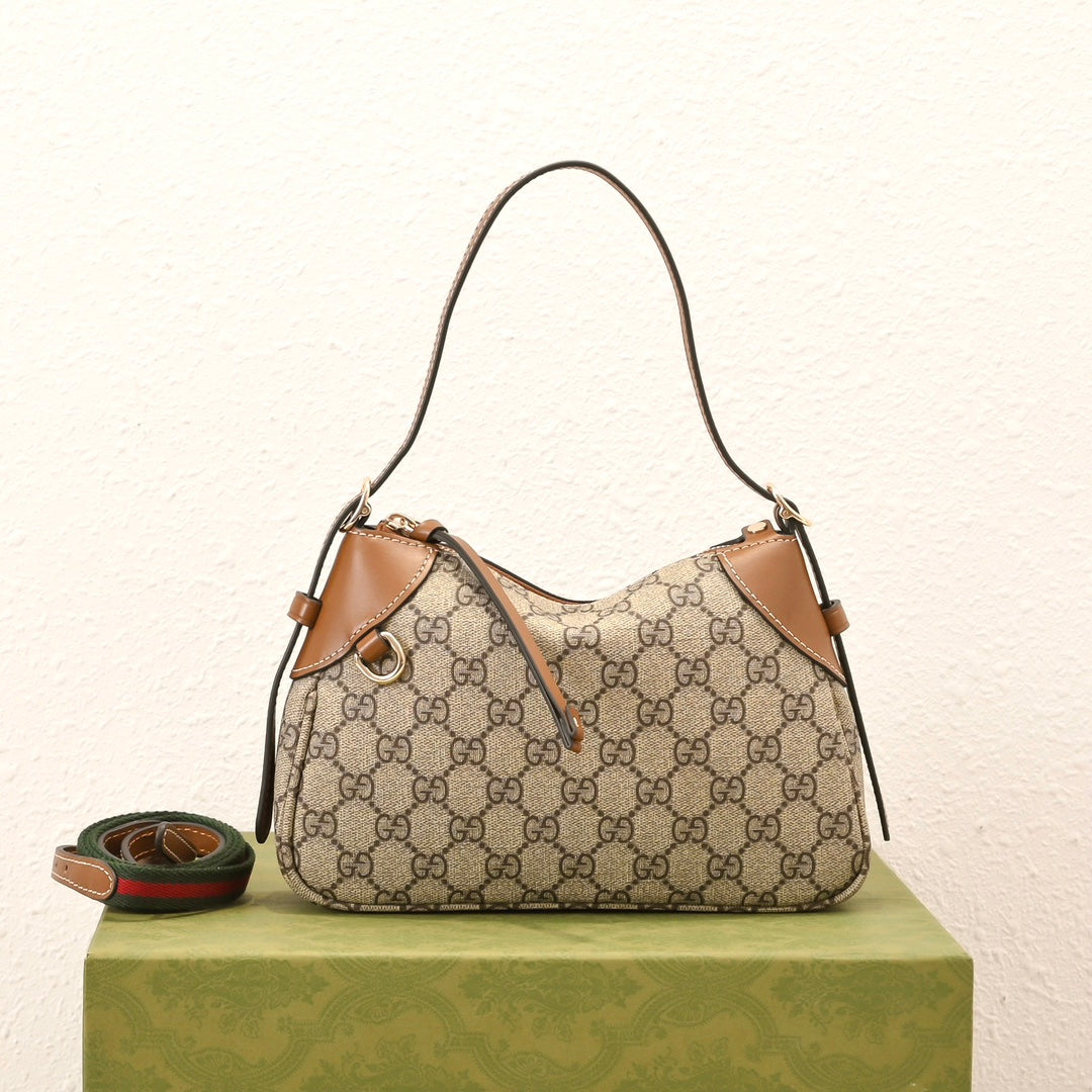 Gucci Emblem Small Zipped Tote Bag – 815218